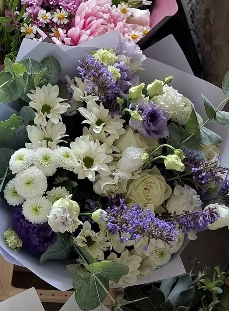 Balti violets pušķis ar krizantēmām, eistomām un eikaliptu